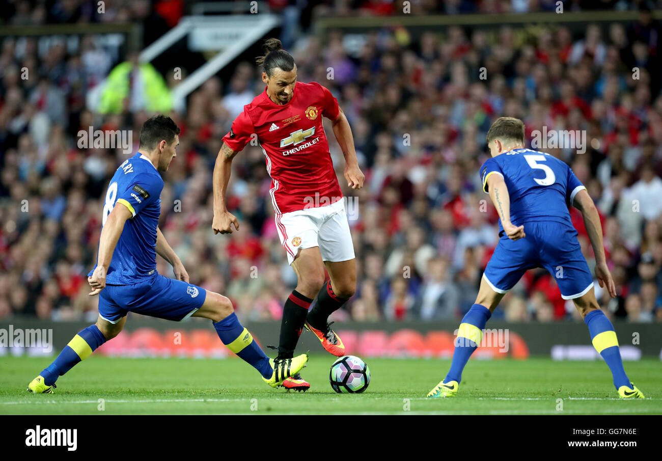 Zlatan Ibrahimovic von Manchester United (Mitte) versucht, während Wayne Rooneys Testimonial in Old Trafford, Manchester, durch Evertons Gareth Barry (links) und John Stones (rechts) zu gelangen. DRÜCKEN SIE VERBANDSFOTO. Bilddatum: Mittwoch, 3. August 2016. Siehe PA-Story SOCCER man Utd. Bildnachweis sollte lauten: Peter Byrne/PA Wire. EINSCHRÄNKUNGEN: Keine Verwendung mit nicht autorisierten Audio-, Video-, Daten-, Fixture-Listen, Club-/Liga-Logos oder „Live“-Diensten. Online-in-Match-Nutzung auf 75 Bilder beschränkt, keine Videoemulation. Keine Verwendung in Wetten, Spielen oder Veröffentlichungen für einzelne Vereine/Vereine/Vereine/Spieler. Stockfoto