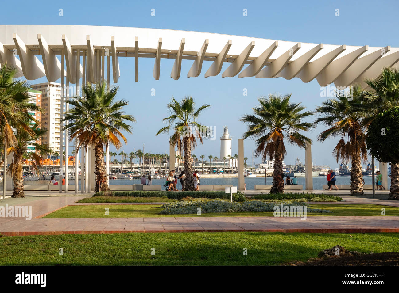 Moderne Marina und Waterfront Promenade in Málaga namens "Palmeral de Las Sorpresas" Warf, Málaga, Südspanien Stockfoto