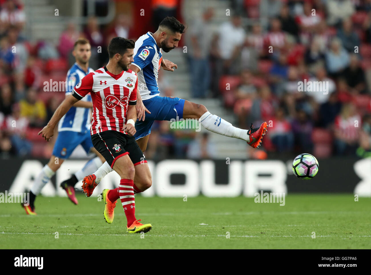 Southamptons Shane Long und Espanyols Hernan Perez Gonzalaez Kampf um den Ball während des Spiels der Vorsaison an Str. Marys Stadium, Southampton. Stockfoto