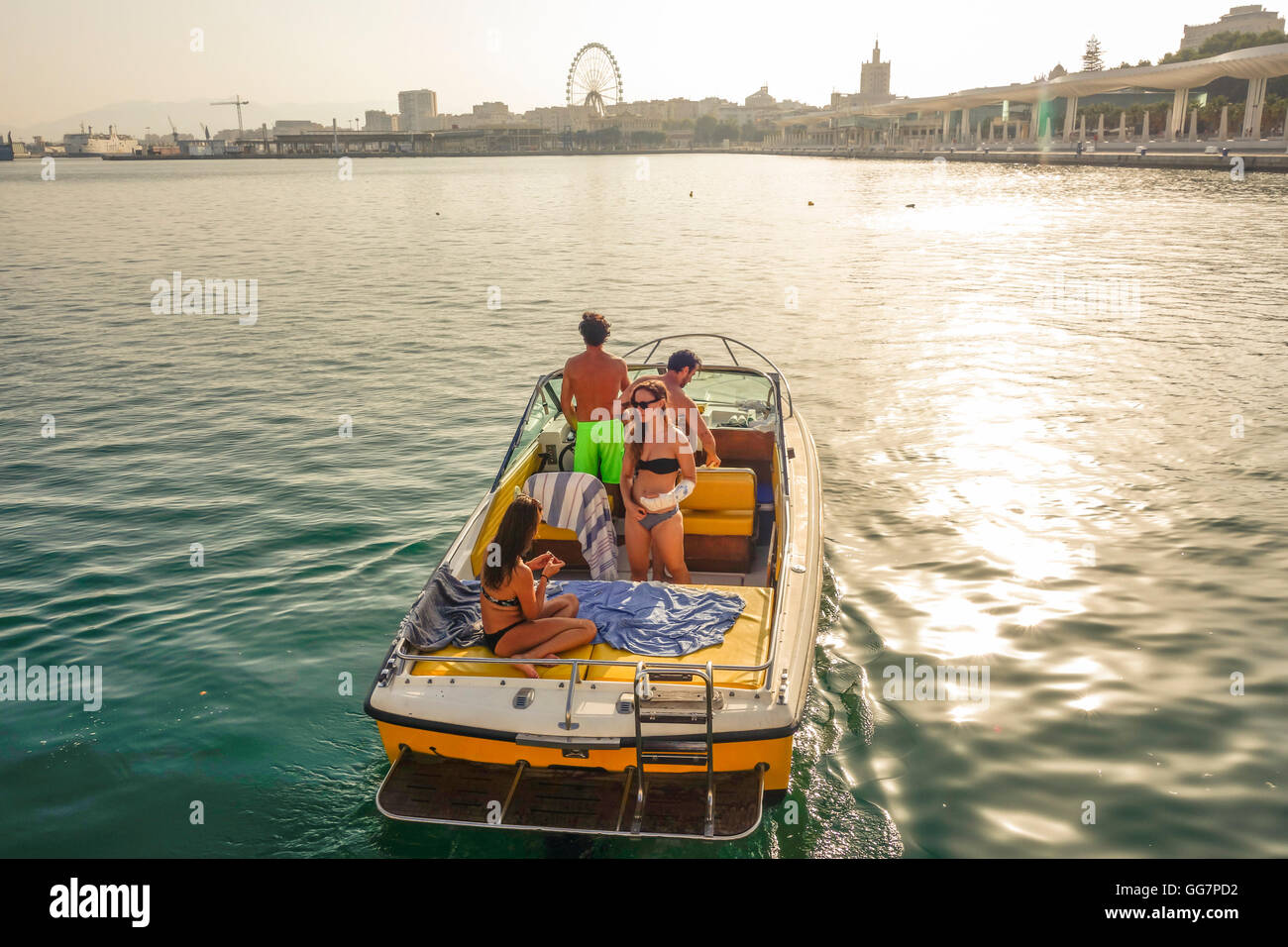 Zwei junge Paare im Motorboot Hafen von Malaga, Spanien zu verlassen. Stockfoto