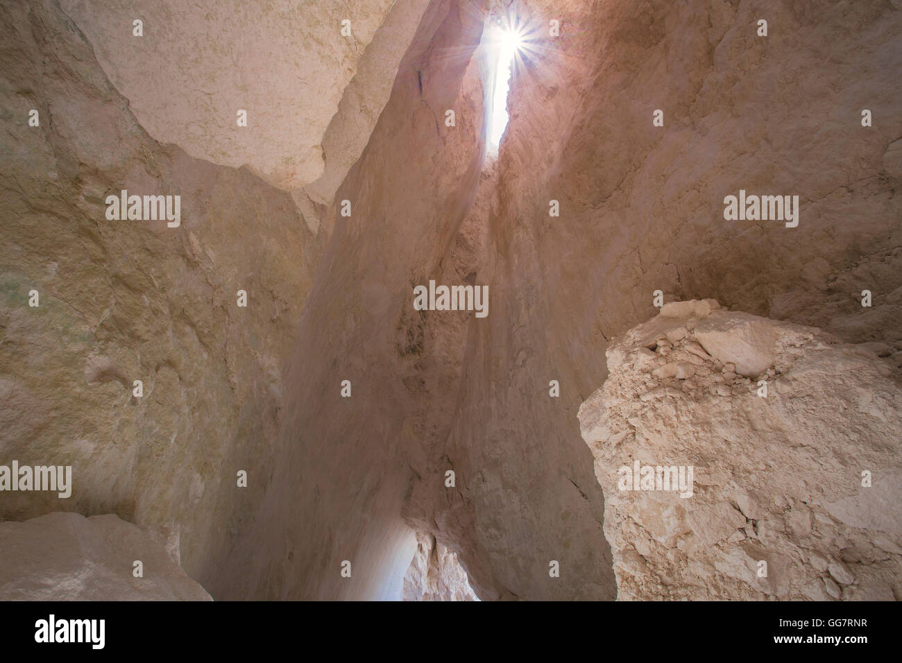 Sonnenstrahlen schweben ein Loch auf Zakynthos. Stockfoto