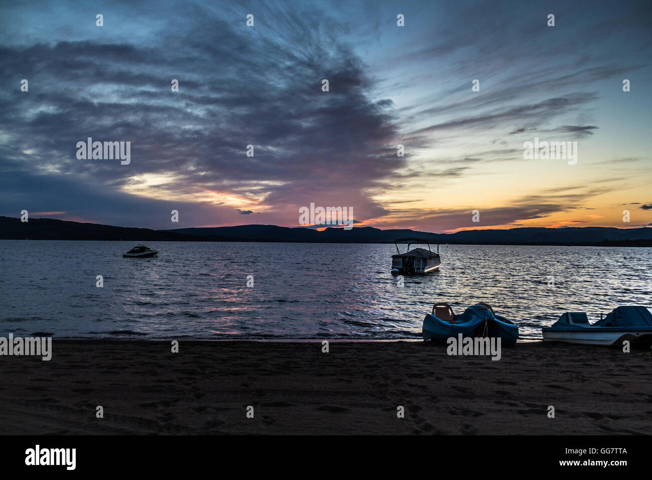 erstaunlich bunten Abend Himmel Sonnenuntergang über See im Sommer, Langzeitbelichtung St.-Gabriel-de-Brandon, Maskinonge See, Quebec, Cana Stockfoto