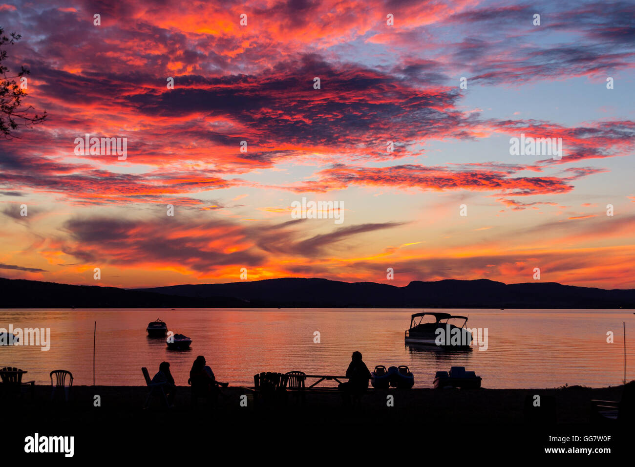 erstaunlichen Sonnenuntergang über See Quebec Kanada mit Völker Silhouette betrachten Stockfoto