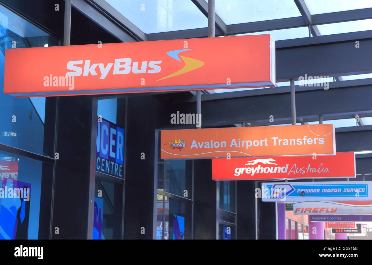 Transportieren Sie Firmenschilder an der Southern Cross Station in Melbourne Australien. Stockfoto