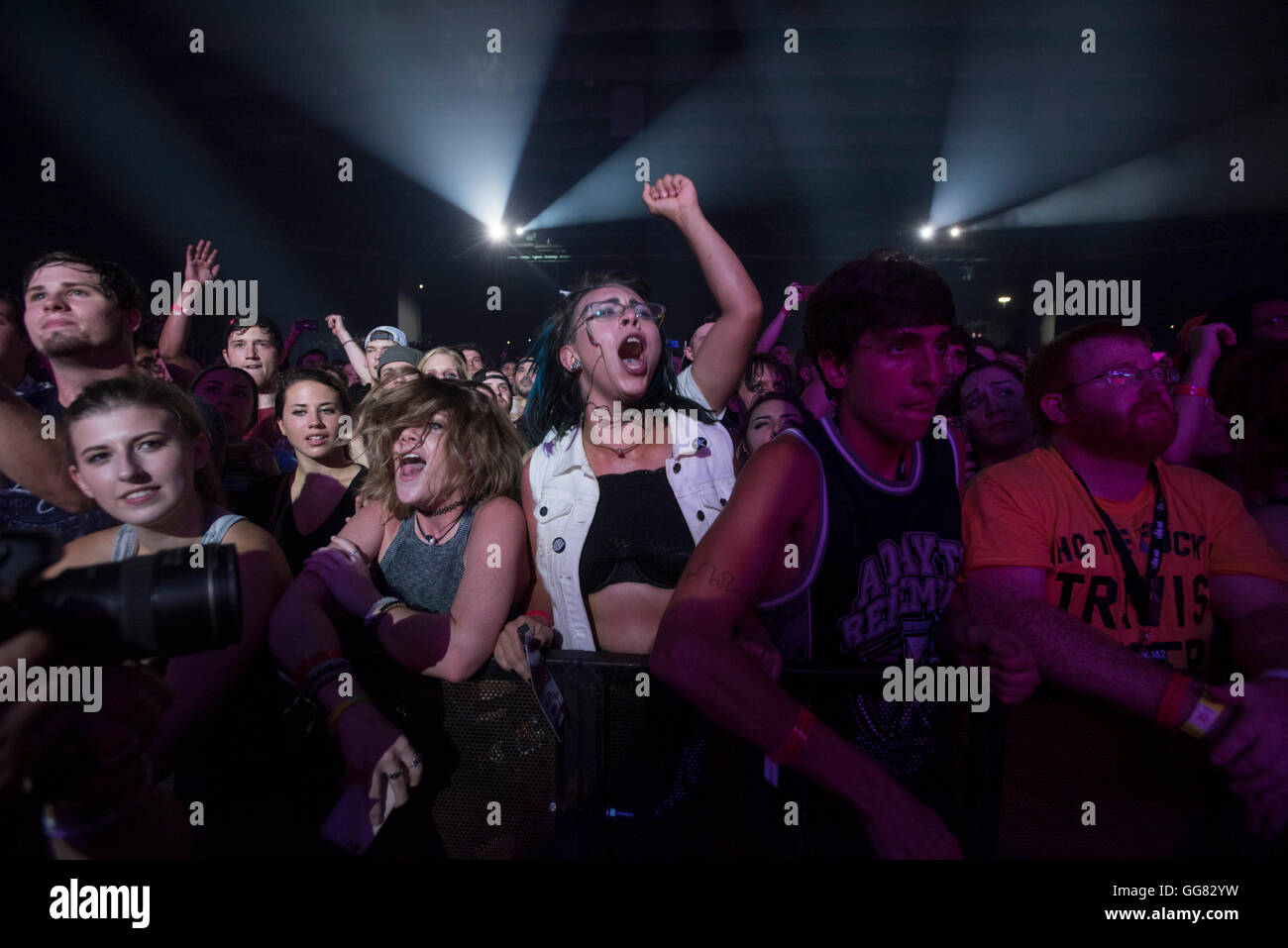 Blink-182 Fans beobachten, wie sie im Gexa Energy Pavilion Freitag, 29. Juli 2016 durchführen. Stockfoto