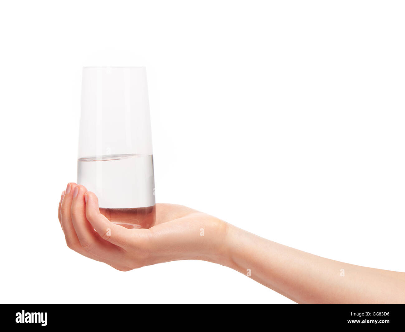 Nahaufnahme von weiblicher Hand hält sauber transparent Trinkglas mit Wasser vor weißem Hintergrund. Clipping-Pfad enthalten Stockfoto