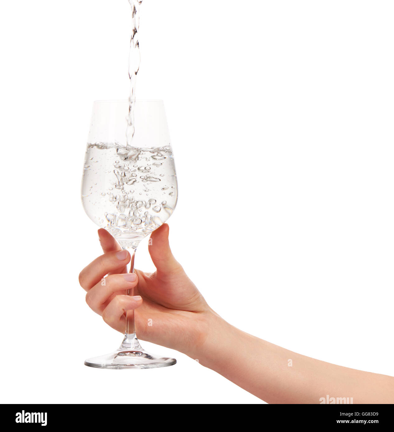 Wasser gießen in volles Weinglas in Frauenhand isoliert auf weißem Hintergrund. Schneidepfad für Glas Rahmen enthalten. Stockfoto