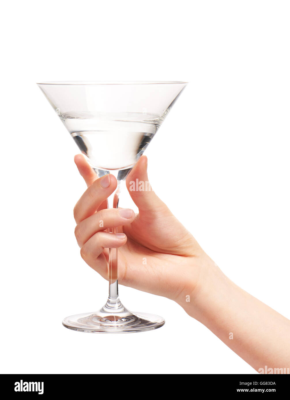 Nahaufnahme von weiblicher Hand hält sauber transparent Martini-Glas mit Wasser vor weißem Hintergrund. Clipping-Pfad enthalten Stockfoto
