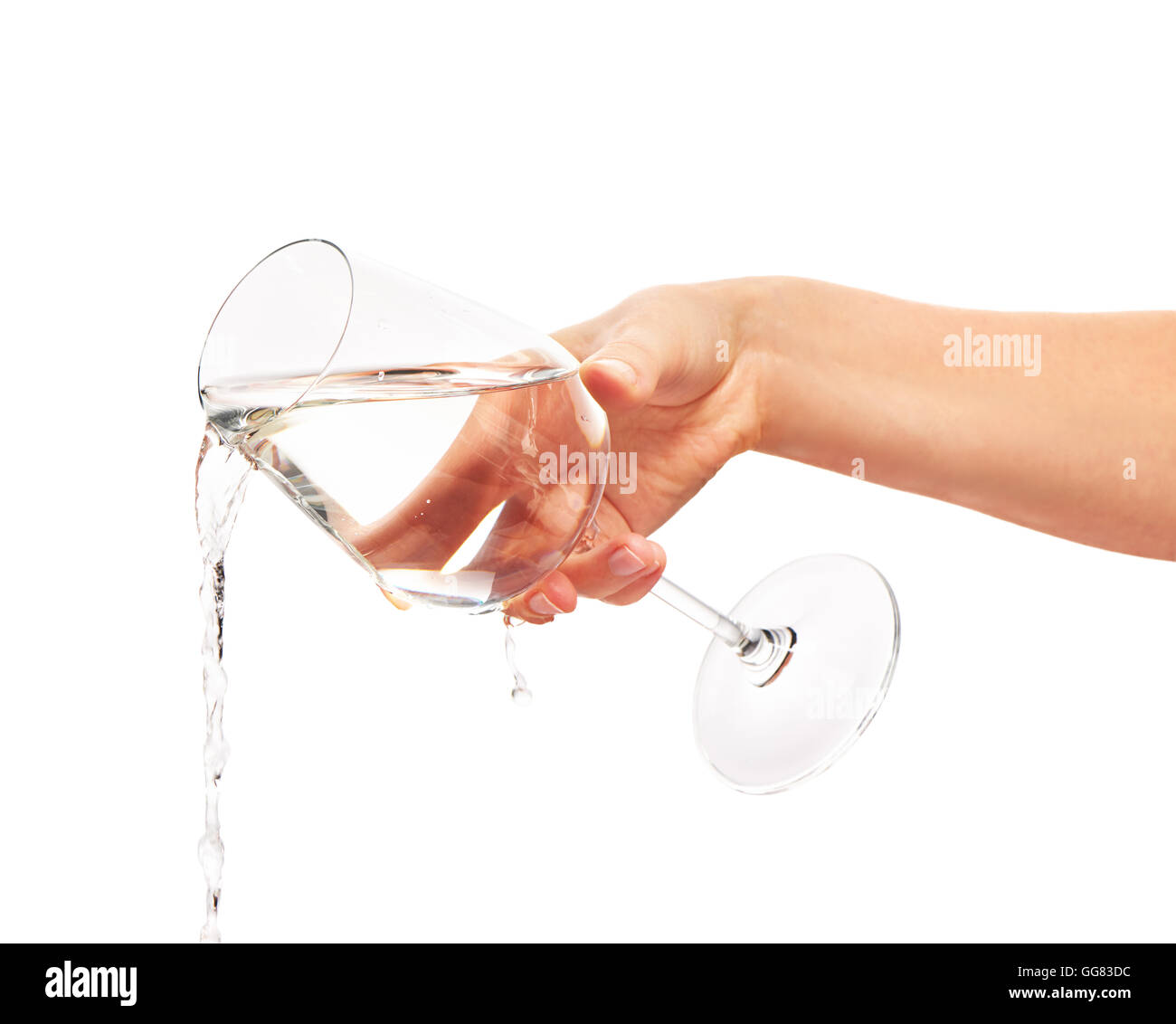 Wasser gießen aus volles Weinglas in Frauenhand isoliert auf weißem Hintergrund. Schneidepfad für Glas Rahmen enthalten. Stockfoto