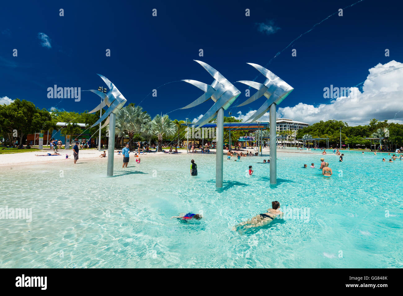 CAIRNS, AUSTRALIEN - 27. MÄRZ 2016. Tropischen Badelagune an der Esplanade in Cairns mit künstlich angelegten Strand, Queensland, Australien Stockfoto