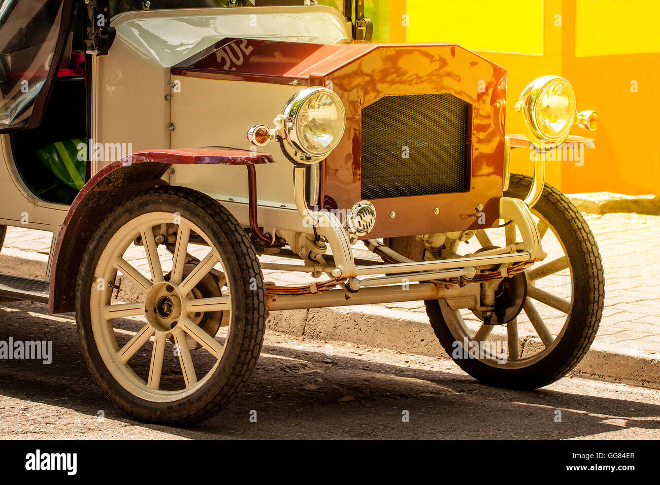 Die Vorderseite des alten Oldtimer mit leuchtenden Stoßstange und Reflektor. Stockfoto