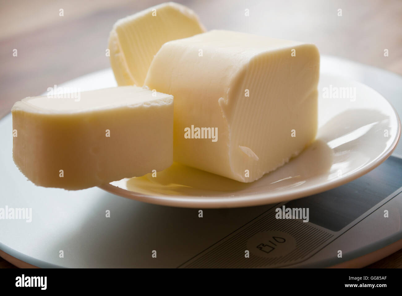 Blöcke von Butter auf einer Küchenwaage Stockfoto