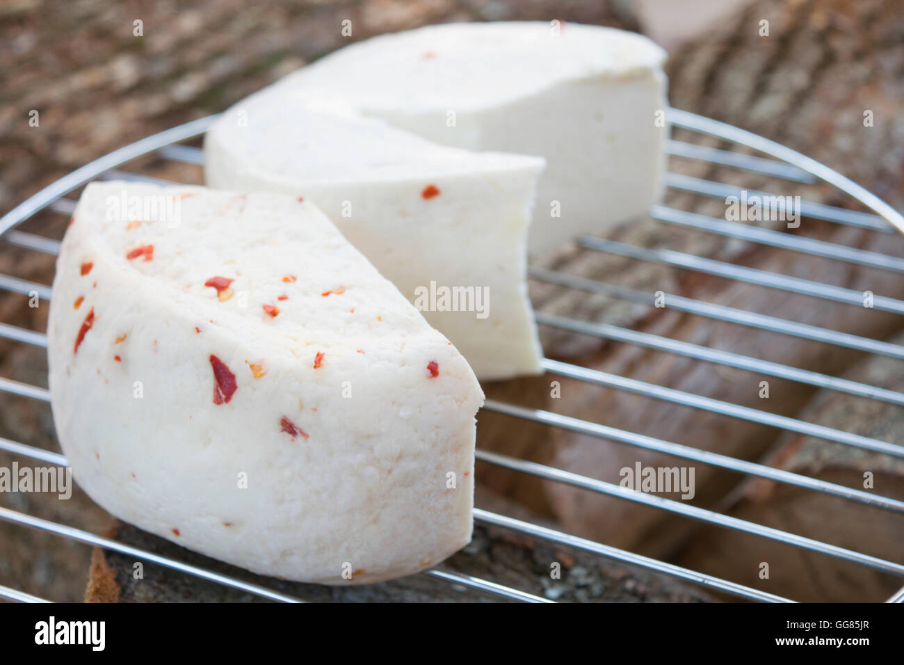 Primosale Käse aus Schafsmilch hergestellt und gewürzt mit roten Chili cutter Stockfoto