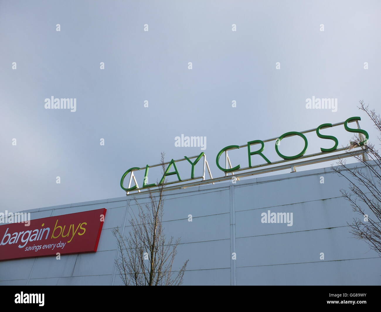Ein bold' Clay Cross'-Schild auf dem Dach eines neuen Einkaufszentrum in Ton Kreuz, Derbyshire. Stockfoto