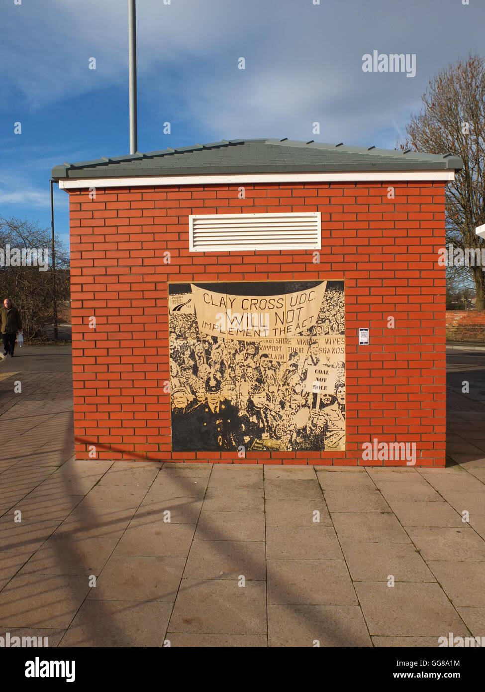 Ein Wandbild auf ein Umspannwerk in Clay Cross, Derbyshire, Darstellung der Stadt Beteiligung an linker Politik. Stockfoto