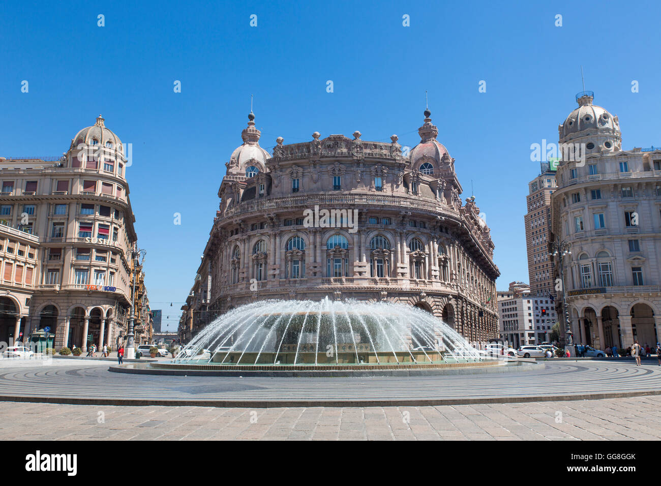 Brunnen am Piazza De Ferrari in Genua mit dem Hauptquartier der ligurischen Region Gebäude im Hintergrund, Italien Stockfoto