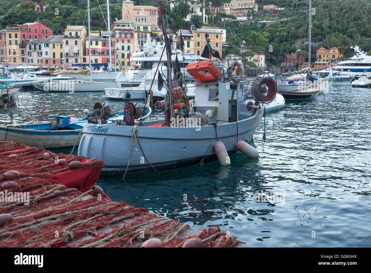 Portofino - eine Hafenstadt in Ligurien am Mittelmeer mit vielen Yachten ein Fischerboote, Portofino, Levante, Ligurien. Stockfoto