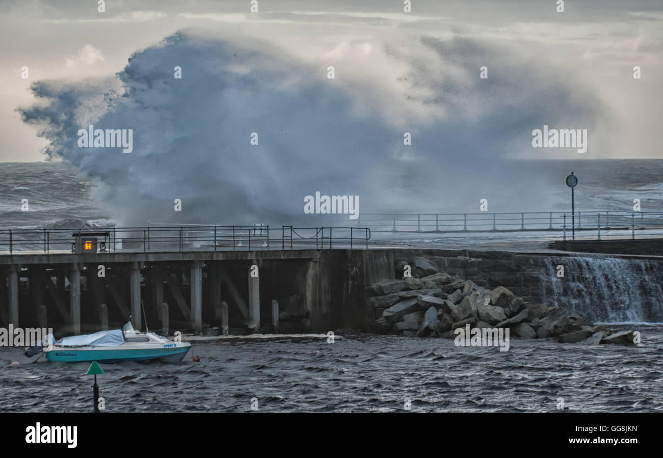 Aberystwyth, Ceredigion, West Wales, UK. 3. August 2016. UK Wetter: Starker Wind Böen bis 41 Knoten schlagen die Westküste von Wales und Aberystwyth in Kombination mit einem höher als normale Flut Wellen an der Küste bringt. Bildnachweis: Veteran Fotografie/Alamy Live-Nachrichten Stockfoto