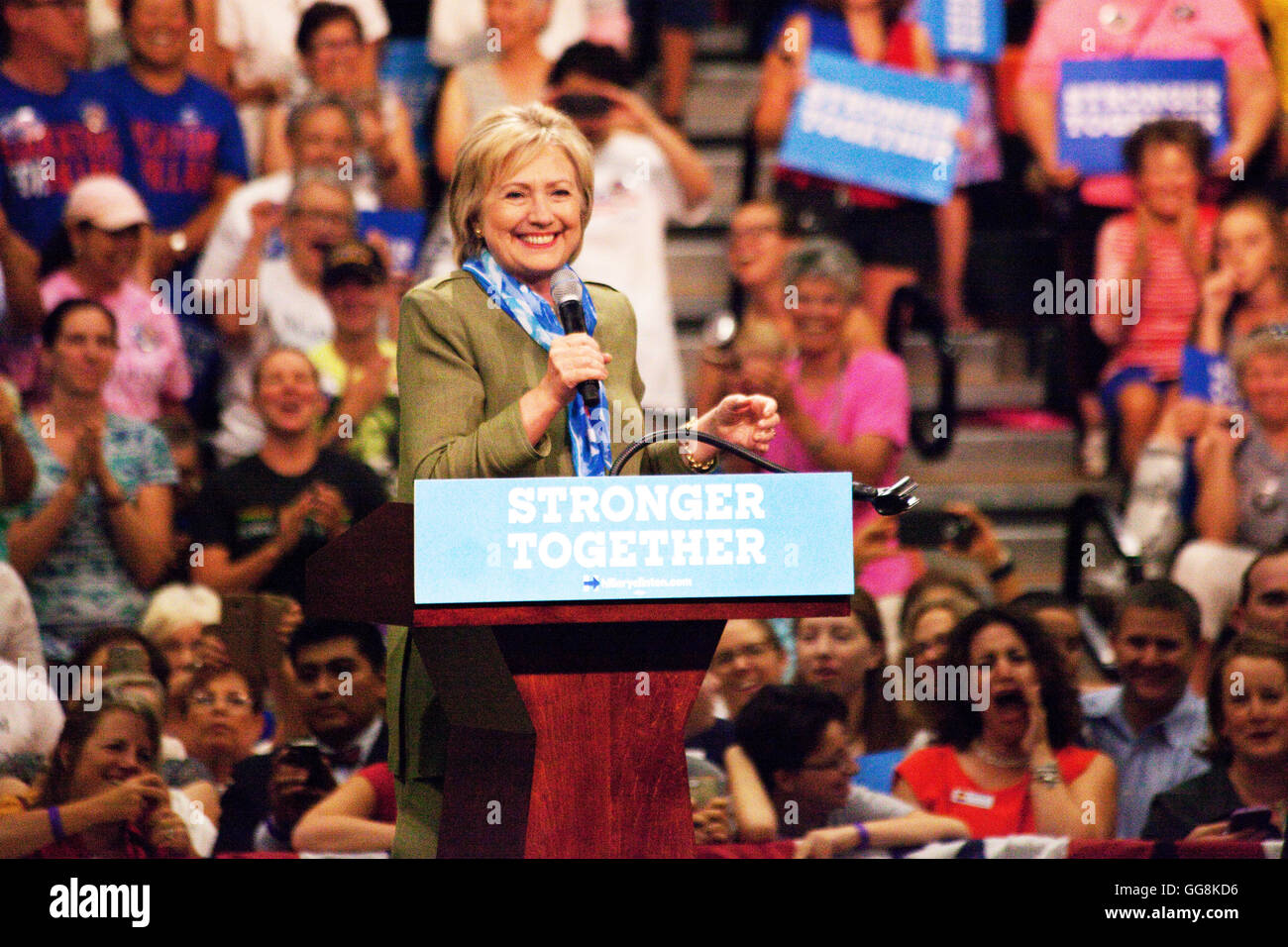 Commerce City, Colorado, USA. 3. August 2016. Demokratischen Präsidentschaftskandidaten Hillary Clinton spricht Fans auf einer Kundgebung der Kampagne an Adams City High School. Colorado ist ein Swing-Zustand und ist von beiden Parteien für einen Sieg der Präsidentschaftswahl als entscheidend angesehen. Bildnachweis: Stuart Sipkin/Alamy Live-Nachrichten. Stockfoto