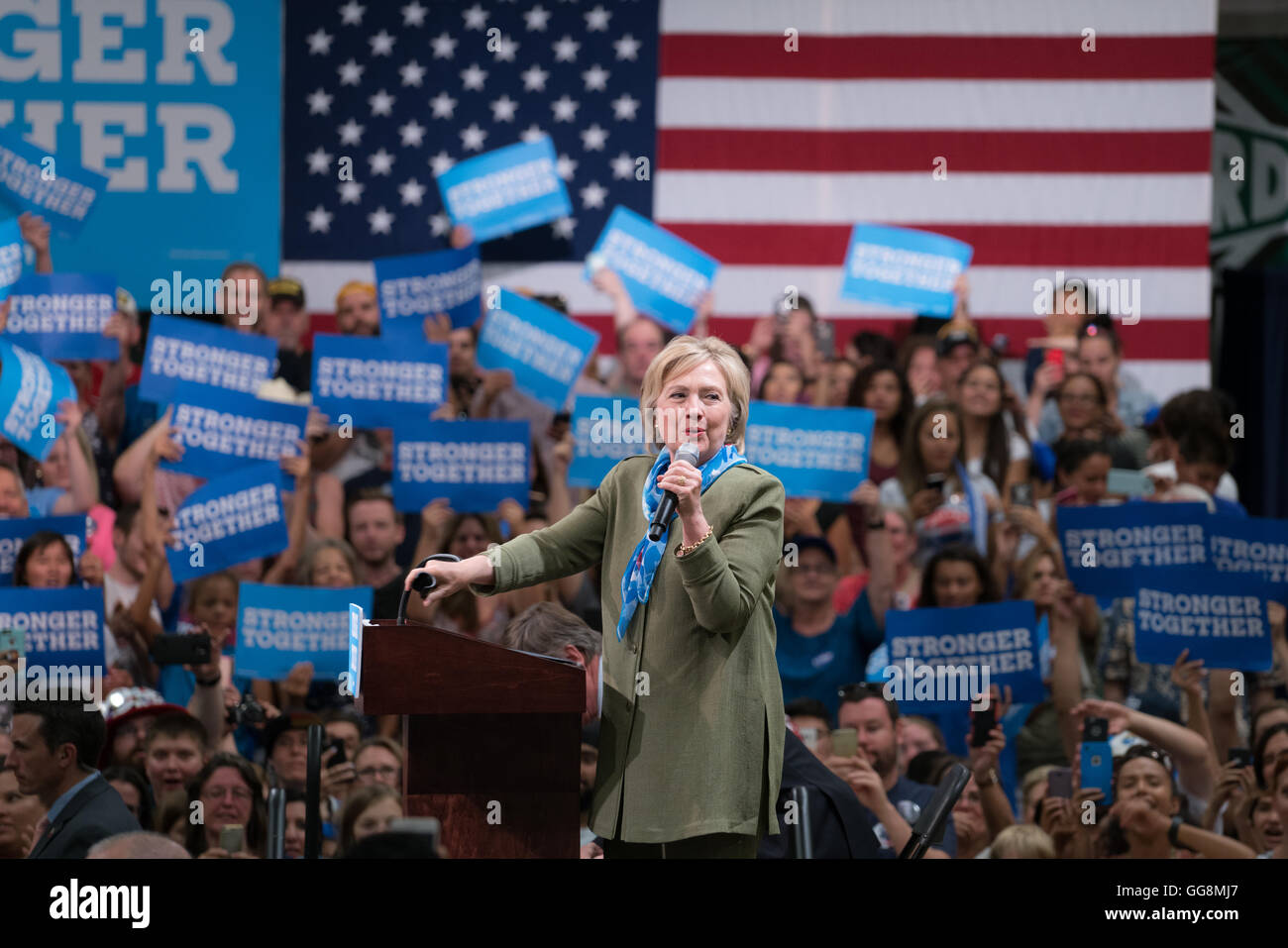 Commerce City, Colorado, USA. 3. August 2016. Demokratischen Präsidentschaftskandidaten Hillary Clinton Kampagne in Commerce City, Colorado. Gouverneur Hickenlooper auch auf der Bühne. Bildnachweis: Jensen Sutta/Alamy Live-Nachrichten Stockfoto