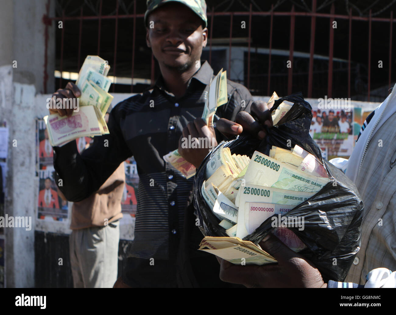 Harare. 4. August 2016. Ein Mann zeigt alte Simbabwe-Dollar-Noten während der Teilnahme an einer Protestkundgebung gegen die Einführung des neuen Bond-Notizen in Harare, Simbabwe, 3. August 2016. Simbabwische Polizei am Mittwoch feuerte Tränengas und Wasserwerfer, Hunderte von Demonstranten zu zerstreuen, die in der Hauptstadt Harare zum protest gegen die drohende Einführung von Bond Notizen und Mangel an Arbeitsplätzen marschierten. © Xinhua/Alamy Live-Nachrichten Stockfoto