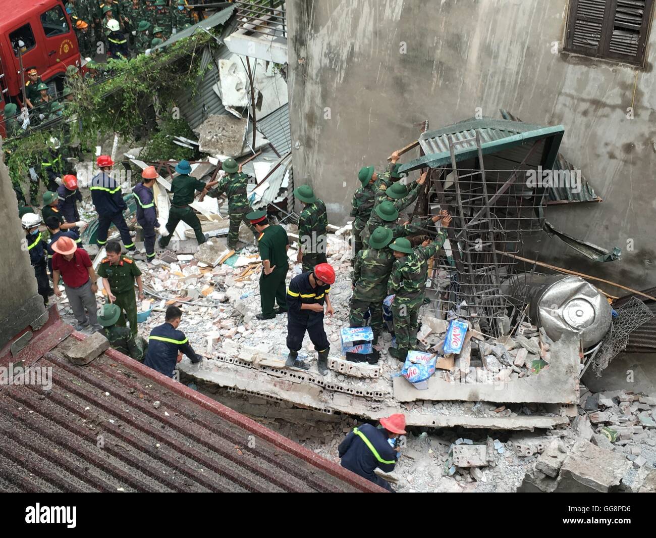 Hanoi, Vietnam. 4. August 2016. Retter arbeiten am Gebäude zusammenbrechen Standort in Hanoi, der Hauptstadt von Vietnam, am 4. August 2016. Ein vierstöckiges Gebäude in Vietnams Hauptstadt Hanoi am Donnerstagmorgen Ortszeit stürzte, zwei Menschen und verletzte mehrere, berichteten lokale Medien. Bildnachweis: VNA/Xinhua/Alamy Live-Nachrichten Stockfoto