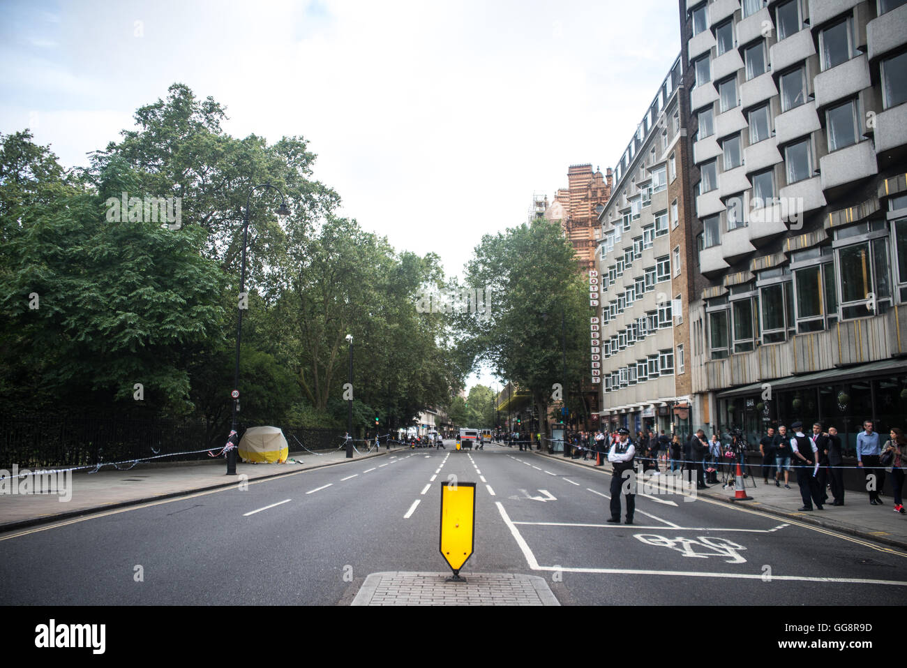 London, UK. 4. August 2016. Polizei am Tatort zu reinigen, nachdem ein Mann eine Frau mit Messer getötet und andere sechs Personen am Russel Square, London UK verletzt 4. August 2016 Credit: Alberto Pezzali/Alamy Live News Stockfoto