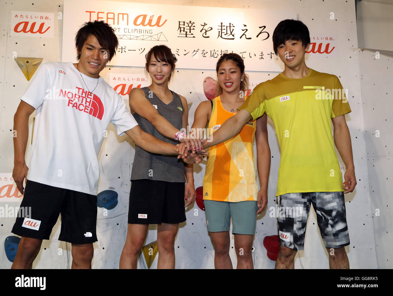 Tokio, Japan. 9. August 2016. Sie bilden die "Team au", unterstützt von KDDI bei einer Präsentation in Tokio am Dienstag, 9. August 2016 mit einem Lächeln Japans Sportklettern Spitzensportler (L-R) Tomoa Narasaki, Akiyo Noguchi, Miho Nonaka und Kokoro Fujii. IOC entschied vor kurzem, dass Sportklettern eines der acht Sportarten für die Olympischen Spiele in Tokio 2020 zusätzliche Ereignisse wäre. © Yoshio Tsunoda/AFLO/Alamy Live-Nachrichten Stockfoto