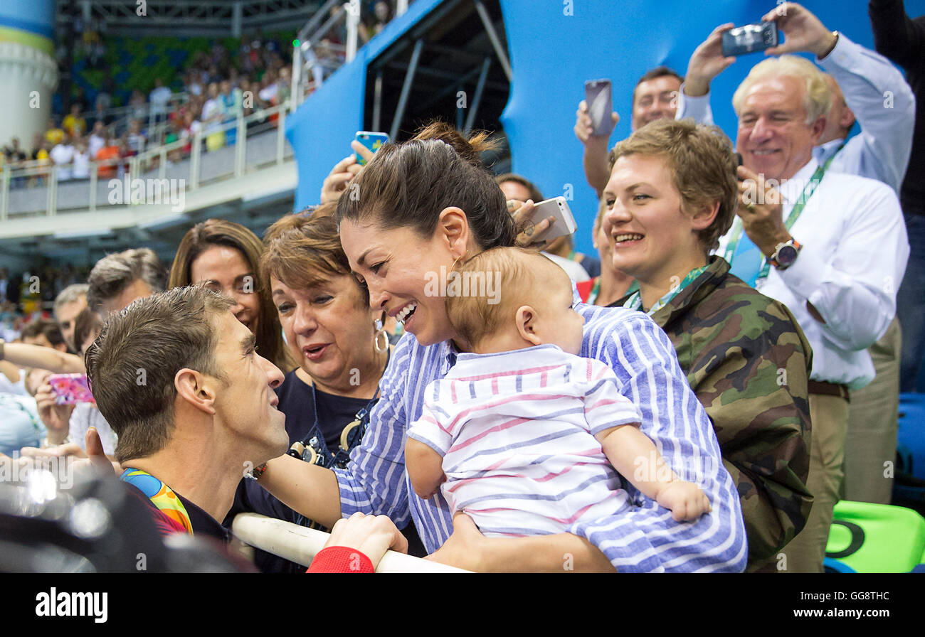 Rio De Janeiro, Brasilien. 9. August 2016. MICHAEL PHELPS (USA) teilt einen Moment mit seiner Familie, Mutter, Debbie Phelps und Verlobte, Nicole Johnson, 31, sein Sohn, Boomer, drei Monate im Olympischen Spiele Aquatics Stadium während den Olympischen Spielen 2016 Rio Spiele. Team USA gewann Gold im Männer 4 x 200m Freistilstaffel. Bildnachweis: Paul Kitagaki Jr./ZUMA Draht/Alamy Live-Nachrichten Stockfoto