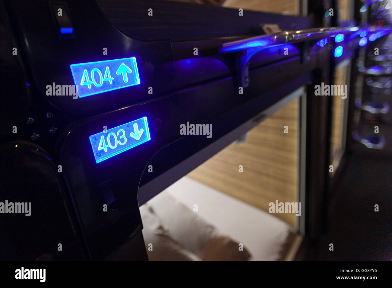 AnShin Oyado Kapsel Luxushotel befindet sich innerhalb von 3 Minuten von der geschäftigen Shinjuku Station am 7. August 2016, Tokio, Japan. Die neue Interpretation der traditionellen japanischen Kapselhotel bietet größere Kapseln, kostenlose künstliche Thermalquellen & Nebel Sauna, Internetcafé und Wi-Fi. Dieses Hotel ist nur männlich und beginnen die Preise bei 5480 Yen (54USD). Jedes der 256 Kapseln des Hotels ist mit Brandmelde-, Klimaanlage, Tablet-Computer und Flachbild-TV ausgestattet. Öffentliche Bereiche wie das Thermalbad, Waschsalon, Kleidung, Shop, Snack und Getränke Automaten sind 24 Stunden geöffnet. Die Website des Hotels ist in Chine Stockfoto