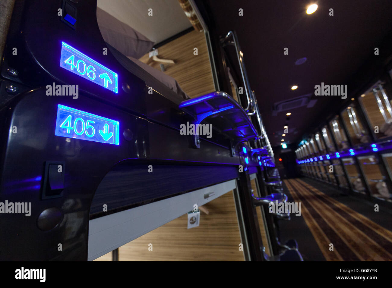 AnShin Oyado Kapsel Luxushotel befindet sich innerhalb von 3 Minuten von der geschäftigen Shinjuku Station am 7. August 2016, Tokio, Japan. Die neue Interpretation der traditionellen japanischen Kapselhotel bietet größere Kapseln, kostenlose künstliche Thermalquellen & Nebel Sauna, Internetcafé und Wi-Fi. Dieses Hotel ist nur männlich und beginnen die Preise bei 5480 Yen (54USD). Jedes der 256 Kapseln des Hotels ist mit Brandmelde-, Klimaanlage, Tablet-Computer und Flachbild-TV ausgestattet. Öffentliche Bereiche wie das Thermalbad, Waschsalon, Kleidung, Shop, Snack und Getränke Automaten sind 24 Stunden geöffnet. Die Website des Hotels ist in Chine Stockfoto