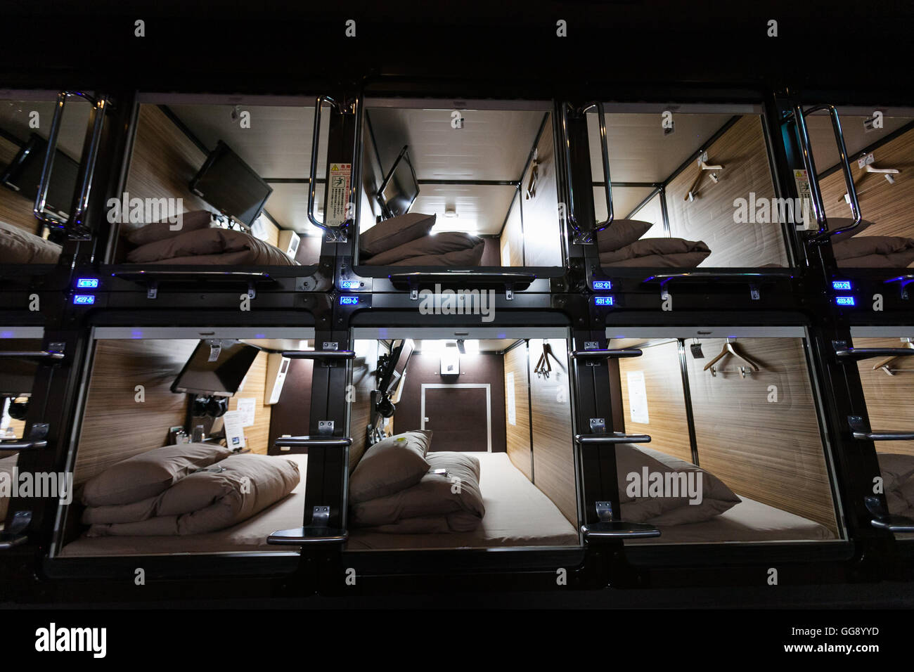 AnShin Oyado Kapsel Luxushotel befindet sich innerhalb von 3 Minuten von der geschäftigen Shinjuku Station am 7. August 2016, Tokio, Japan. Die neue Interpretation der traditionellen japanischen Kapselhotel bietet größere Kapseln, kostenlose künstliche Thermalquellen & Nebel Sauna, Internetcafé und Wi-Fi. Dieses Hotel ist nur männlich und beginnen die Preise bei 5480 Yen (54USD). Jedes der 256 Kapseln des Hotels ist mit Brandmelde-, Klimaanlage, Tablet-Computer und Flachbild-TV ausgestattet. Öffentliche Bereiche wie das Thermalbad, Waschsalon, Kleidung, Shop, Snack und Getränke Automaten sind 24 Stunden geöffnet. Die Website des Hotels ist in Chine Stockfoto