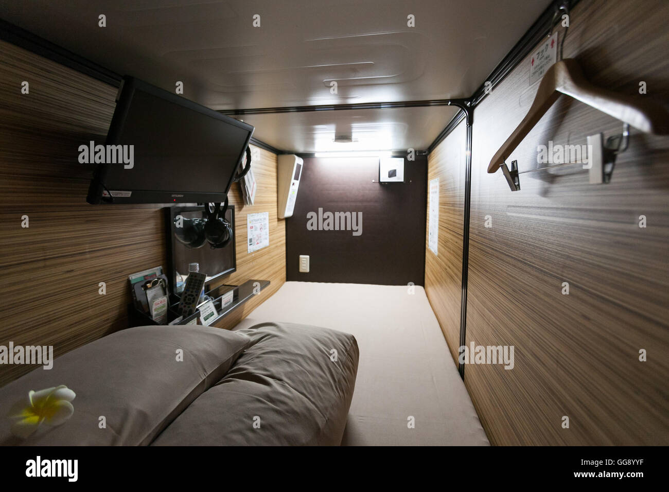 AnShin Oyado Kapsel Luxushotel befindet sich innerhalb von 3 Minuten von der geschäftigen Shinjuku Station am 7. August 2016, Tokio, Japan. Die neue Interpretation der traditionellen japanischen Kapselhotel bietet größere Kapseln, kostenlose künstliche Thermalquellen & Nebel Sauna, Internetcafé und Wi-Fi. Dieses Hotel ist nur männlich und beginnen die Preise bei 5480 Yen (54USD). Jedes der 256 Kapseln des Hotels ist mit Brandmelde-, Klimaanlage, Tablet-Computer und Flachbild-TV ausgestattet. Öffentliche Bereiche wie das Thermalbad, Waschsalon, Kleidung, Shop, Snack und Getränke Automaten sind 24 Stunden geöffnet. Die Website des Hotels ist in Chine Stockfoto