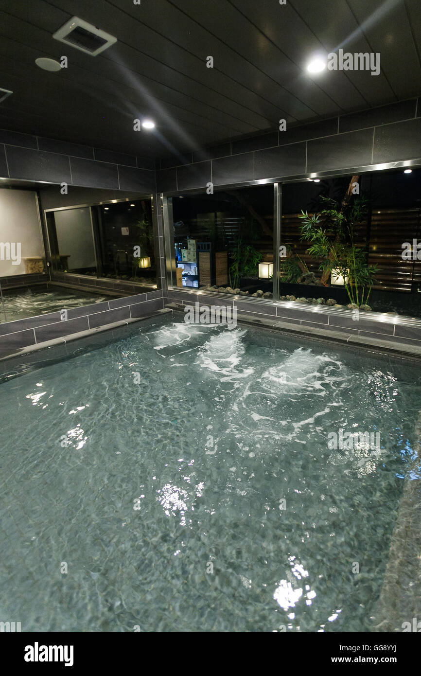 AnShin Oyado Kapsel Luxushotel befindet sich innerhalb von 3 Minuten von der geschäftigen Shinjuku Station am 7. August 2016, Tokio, Japan. Die neue Interpretation der traditionellen japanischen Kapselhotel bietet größere Kapseln, kostenlose künstliche Thermalquellen & Nebel Sauna, Internetcafé und Wi-Fi. Dieses Hotel ist nur männlich und beginnen die Preise bei 5480 Yen (54USD). Jedes der 256 Kapseln des Hotels ist mit Brandmelde-, Klimaanlage, Tablet-Computer und Flachbild-TV ausgestattet. Öffentliche Bereiche wie das Thermalbad, Waschsalon, Kleidung, Shop, Snack und Getränke Automaten sind 24 Stunden geöffnet. Die Website des Hotels ist in Chine Stockfoto