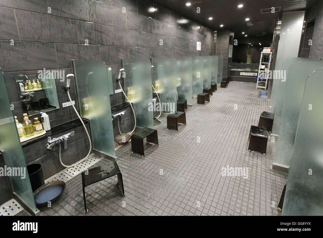 AnShin Oyado Kapsel Luxushotel befindet sich innerhalb von 3 Minuten von der geschäftigen Shinjuku Station am 7. August 2016, Tokio, Japan. Die neue Interpretation der traditionellen japanischen Kapselhotel bietet größere Kapseln, kostenlose künstliche Thermalquellen & Nebel Sauna, Internetcafé und Wi-Fi. Dieses Hotel ist nur männlich und beginnen die Preise bei 5480 Yen (54USD). Jedes der 256 Kapseln des Hotels ist mit Brandmelde-, Klimaanlage, Tablet-Computer und Flachbild-TV ausgestattet. Öffentliche Bereiche wie das Thermalbad, Waschsalon, Kleidung, Shop, Snack und Getränke Automaten sind 24 Stunden geöffnet. Die Website des Hotels ist in Chine Stockfoto