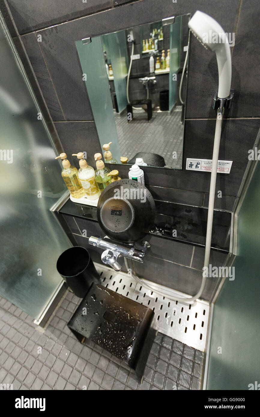 AnShin Oyado Kapsel Luxushotel befindet sich innerhalb von 3 Minuten von der geschäftigen Shinjuku Station am 7. August 2016, Tokio, Japan. Die neue Interpretation der traditionellen japanischen Kapselhotel bietet größere Kapseln, kostenlose künstliche Thermalquellen & Nebel Sauna, Internetcafé und Wi-Fi. Dieses Hotel ist nur männlich und beginnen die Preise bei 5480 Yen (54USD). Jedes der 256 Kapseln des Hotels ist mit Brandmelde-, Klimaanlage, Tablet-Computer und Flachbild-TV ausgestattet. Öffentliche Bereiche wie das Thermalbad, Waschsalon, Kleidung, Shop, Snack und Getränke Automaten sind 24 Stunden geöffnet. Die Website des Hotels ist in Chine Stockfoto