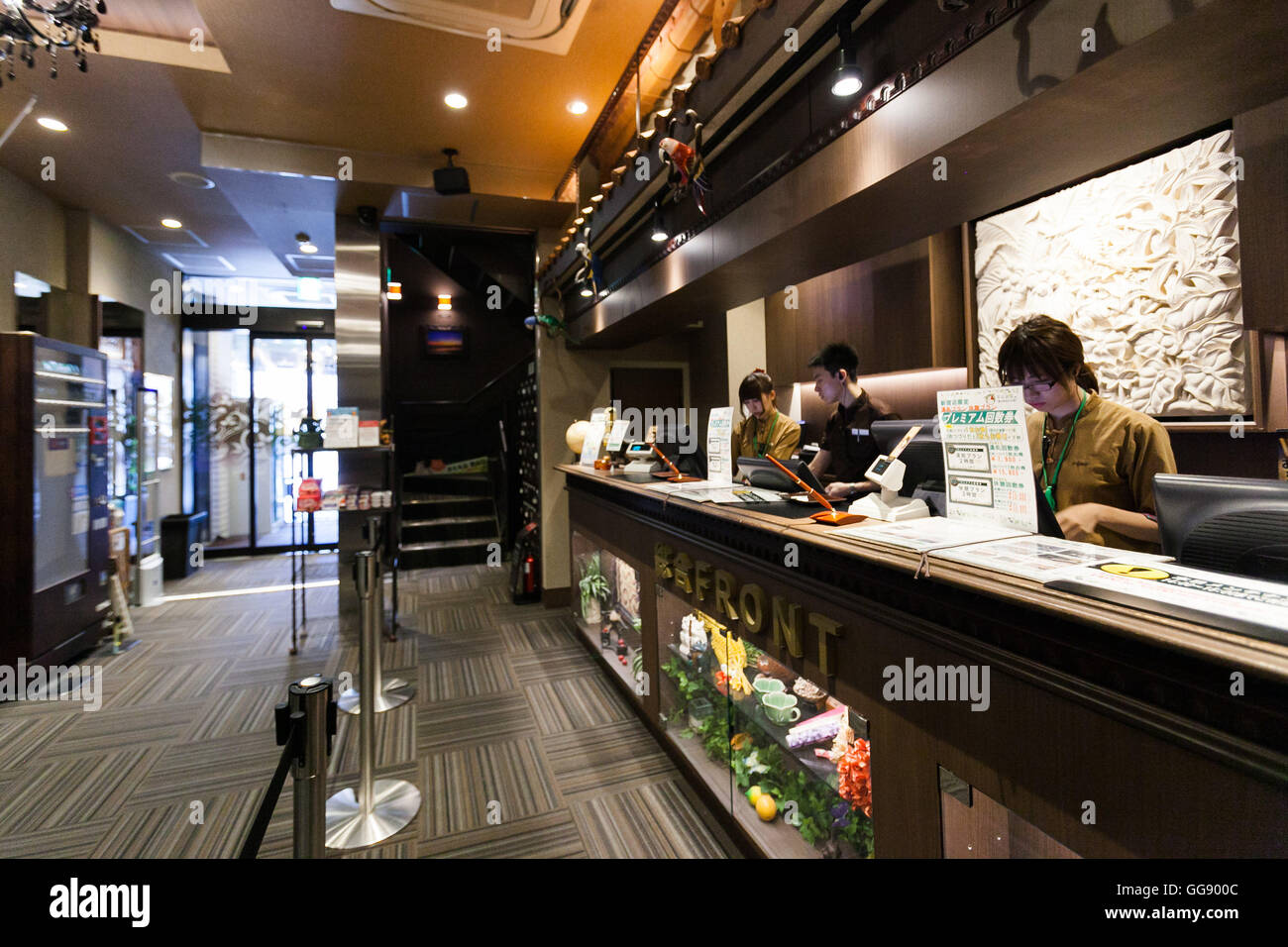 AnShin Oyado Kapsel Luxushotel befindet sich innerhalb von 3 Minuten von der geschäftigen Shinjuku Station am 7. August 2016, Tokio, Japan. Die neue Interpretation der traditionellen japanischen Kapselhotel bietet größere Kapseln, kostenlose künstliche Thermalquellen & Nebel Sauna, Internetcafé und Wi-Fi. Dieses Hotel ist nur männlich und beginnen die Preise bei 5480 Yen (54USD). Jedes der 256 Kapseln des Hotels ist mit Brandmelde-, Klimaanlage, Tablet-Computer und Flachbild-TV ausgestattet. Öffentliche Bereiche wie das Thermalbad, Waschsalon, Kleidung, Shop, Snack und Getränke Automaten sind 24 Stunden geöffnet. Die Website des Hotels ist in Chine Stockfoto