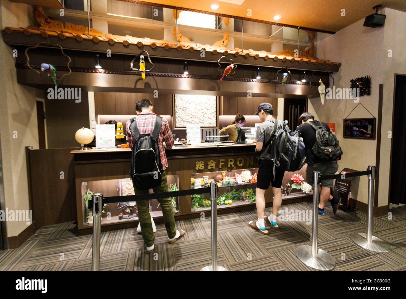 AnShin Oyado Kapsel Luxushotel befindet sich innerhalb von 3 Minuten von der geschäftigen Shinjuku Station am 7. August 2016, Tokio, Japan. Die neue Interpretation der traditionellen japanischen Kapselhotel bietet größere Kapseln, kostenlose künstliche Thermalquellen & Nebel Sauna, Internetcafé und Wi-Fi. Dieses Hotel ist nur männlich und beginnen die Preise bei 5480 Yen (54USD). Jedes der 256 Kapseln des Hotels ist mit Brandmelde-, Klimaanlage, Tablet-Computer und Flachbild-TV ausgestattet. Öffentliche Bereiche wie das Thermalbad, Waschsalon, Kleidung, Shop, Snack und Getränke Automaten sind 24 Stunden geöffnet. Die Website des Hotels ist in Chine Stockfoto