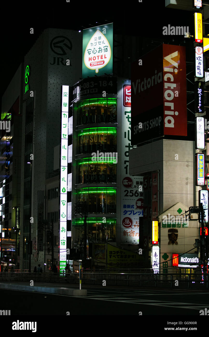 AnShin Oyado Kapsel Luxushotel befindet sich innerhalb von 3 Minuten von der geschäftigen Shinjuku Station am 7. August 2016, Tokio, Japan. Die neue Interpretation der traditionellen japanischen Kapselhotel bietet größere Kapseln, kostenlose künstliche Thermalquellen & Nebel Sauna, Internetcafé und Wi-Fi. Dieses Hotel ist nur männlich und beginnen die Preise bei 5480 Yen (54USD). Jedes der 256 Kapseln des Hotels ist mit Brandmelde-, Klimaanlage, Tablet-Computer und Flachbild-TV ausgestattet. Öffentliche Bereiche wie das Thermalbad, Waschsalon, Kleidung, Shop, Snack und Getränke Automaten sind 24 Stunden geöffnet. Die Website des Hotels ist in Chine Stockfoto