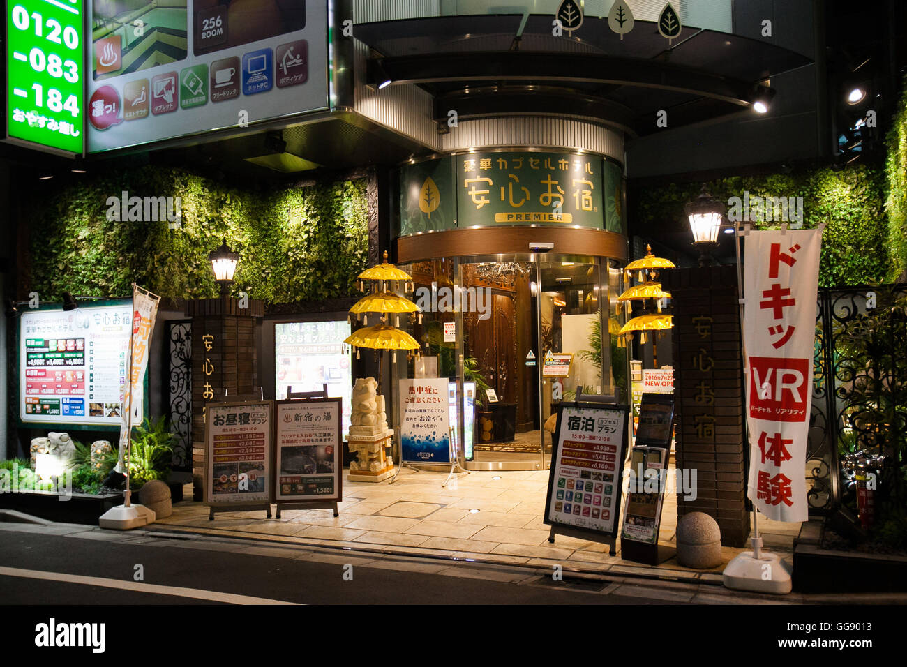 AnShin Oyado Kapsel Luxushotel befindet sich innerhalb von 3 Minuten von der geschäftigen Shinjuku Station am 7. August 2016, Tokio, Japan. Die neue Interpretation der traditionellen japanischen Kapselhotel bietet größere Kapseln, kostenlose künstliche Thermalquellen & Nebel Sauna, Internetcafé und Wi-Fi. Dieses Hotel ist nur männlich und beginnen die Preise bei 5480 Yen (54USD). Jedes der 256 Kapseln des Hotels ist mit Brandmelde-, Klimaanlage, Tablet-Computer und Flachbild-TV ausgestattet. Öffentliche Bereiche wie das Thermalbad, Waschsalon, Kleidung, Shop, Snack und Getränke Automaten sind 24 Stunden geöffnet. Die Website des Hotels ist in Chine Stockfoto