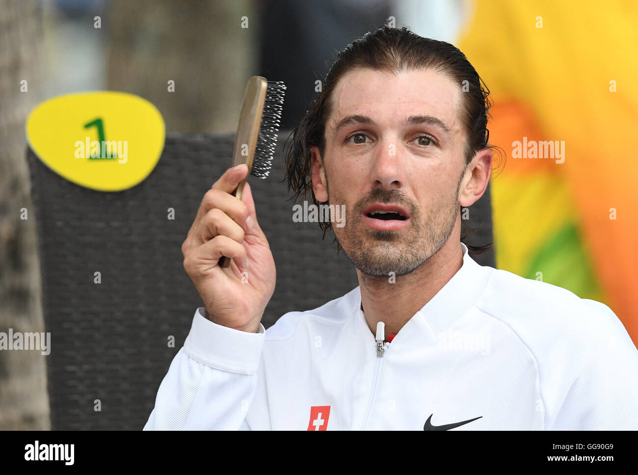 Rio De Janeiro Brasilien 10 August 16 Fabian Cancellara Schweiz Kammt Seine Haare Vor Der Siegerehrung Nach Dem Gewinn Der Herren Individuelle Zeitfahren Der Rio 16 Olympischen Spiele Road Cycling Events In