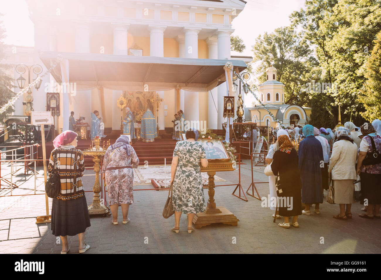 Gomel, Weißrussland. 10. August 2016. Rückansicht der Priester die Liturgie in der Nähe von Reliquien Unterarm Knochen von St. Pantaleon Panteleimon auf der geschmückten Veranda der Peter- und Paul Cathedral Hintergrund durchführen. Alte orthodoxe Christen Frauen beten neben Symbol des Heiligen Märtyrer In der Mitte. Bildnachweis: Ryhor Bruyeu/Alamy Live-Nachrichten. Stockfoto