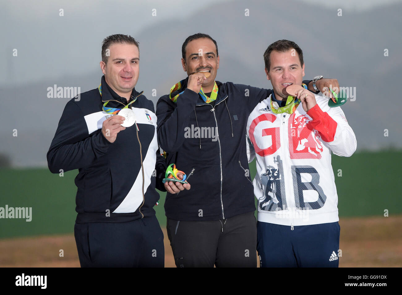 Rio De Janeiro, Brasilien. 10. August 2016. Shooting - Fehaid ALDEEHANI (IOA) gold Medaille, Marco INNOCENTI (ITA) Silber und Steven Scott (GBR) Bronze auf dem Podium die Männer singen Dng Doppelzimmer Kategorie während der Olympischen Spiele Shooting 2016 statt Olympia Shng. Credit: Foto Arena LTDA/Alamy Live-Nachrichten Stockfoto