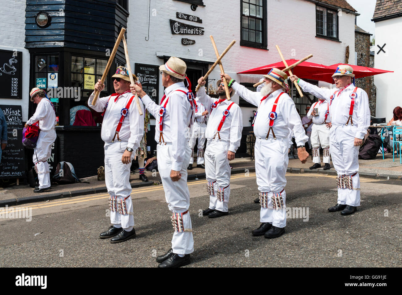 Broadstairs Folk Woche. Traditionelle englische Volkstänzer, Hartley Morris Seite tanzen und Holding Polen, Cotswold Stil, außerhalb der alten Kuriositätenladen Stockfoto