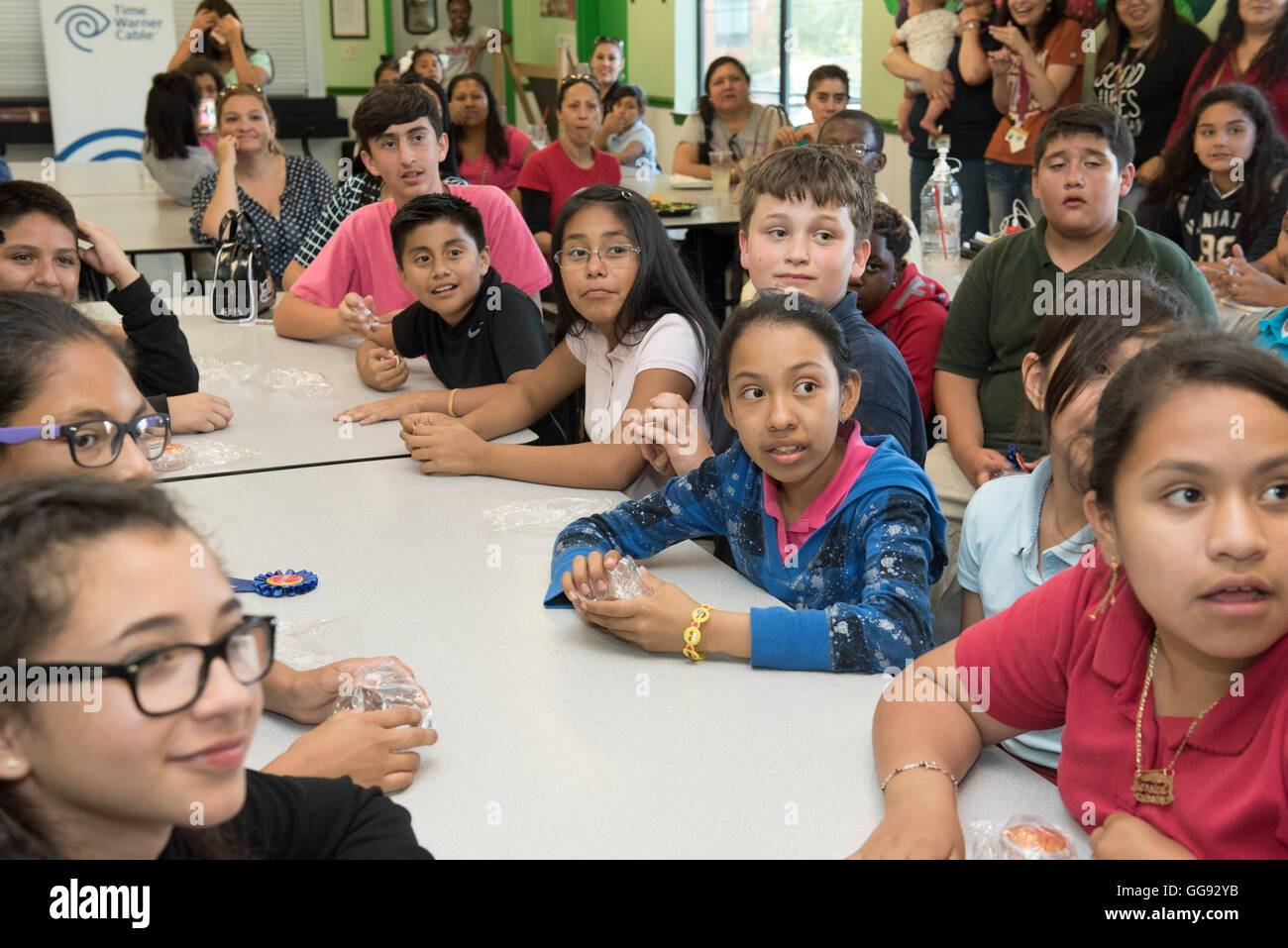 Multi-ethnischen Gruppe von junior high Studenten versammeln sich in der Cafeteria der Schule während der After-School-Earth Day-Programm Stockfoto