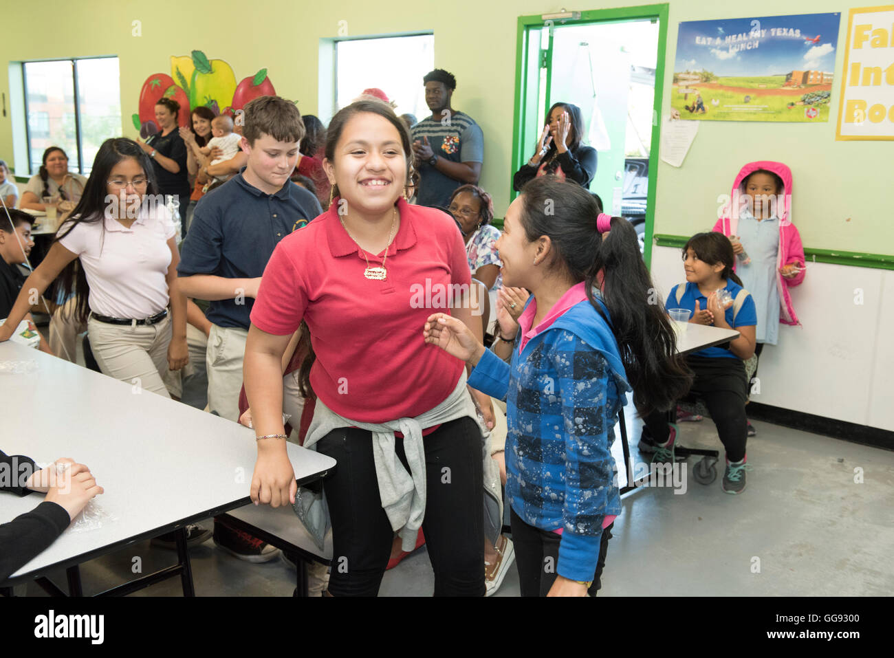 Multi-ethnischen Gruppe von junior high Studenten versammeln sich in der Cafeteria der Schule während der After-School-Earth Day-Programm Stockfoto