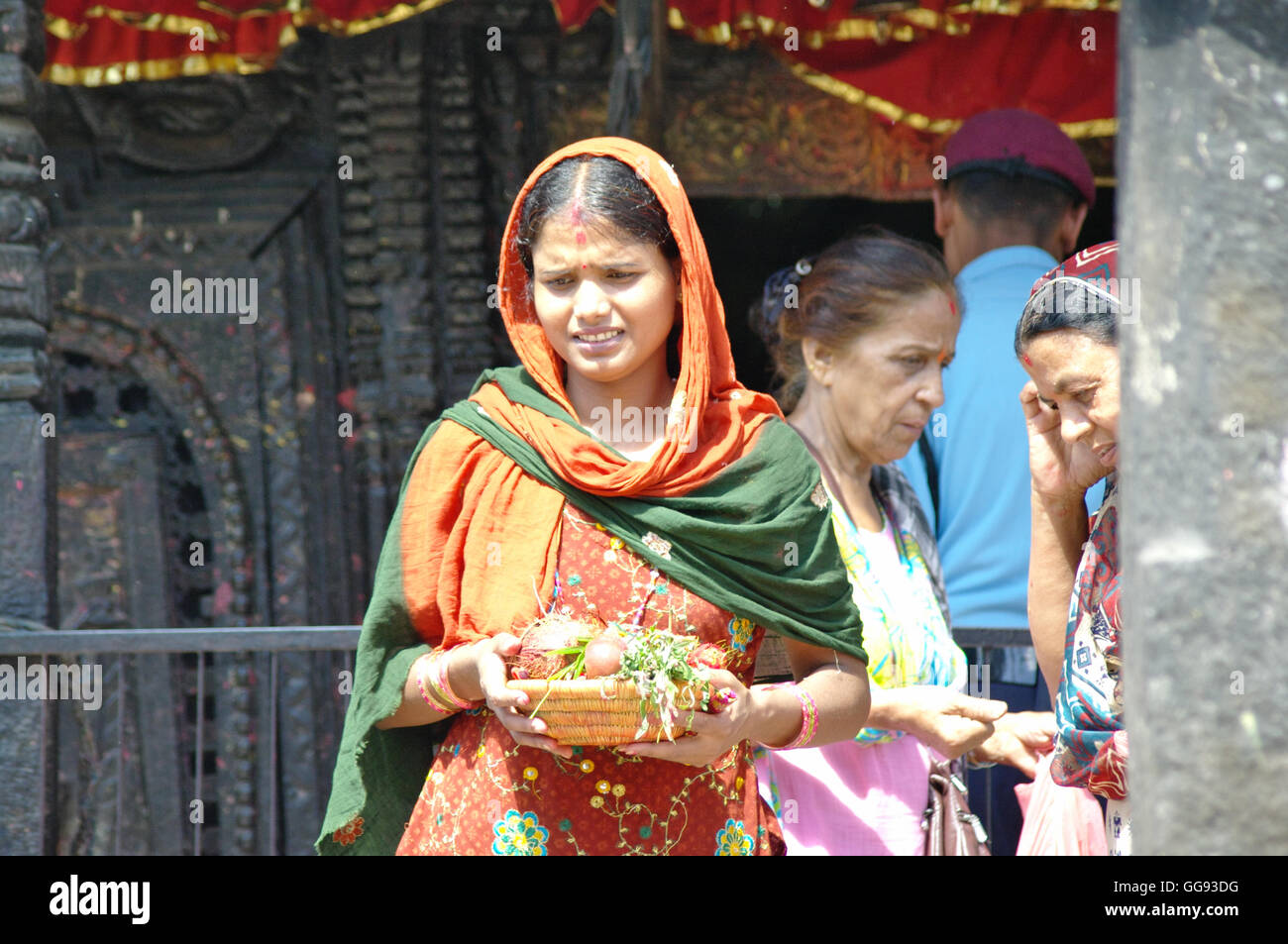 MANAKAMANA, NP - ca. AUGUST 2012 - Frau mit einem Teller von Geschenken an Manakamana hindu-Tempel, ca. August 2012 in Manakamana. Stockfoto