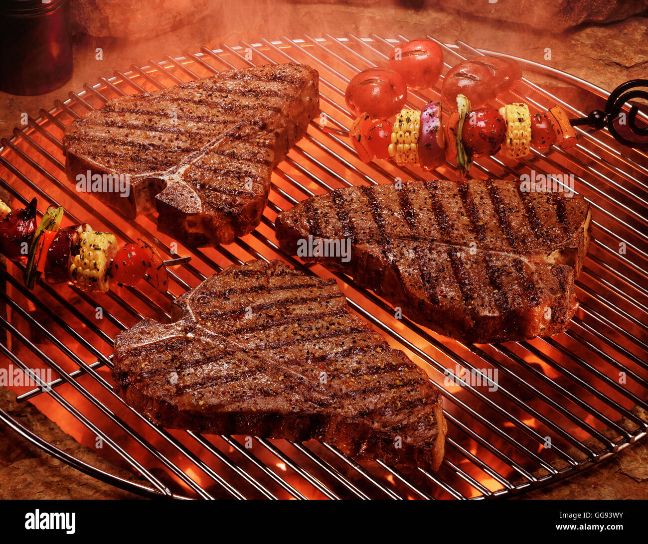 Drei Porterhouse Beefsteaks Grillen mit Gemüse. Stockfoto