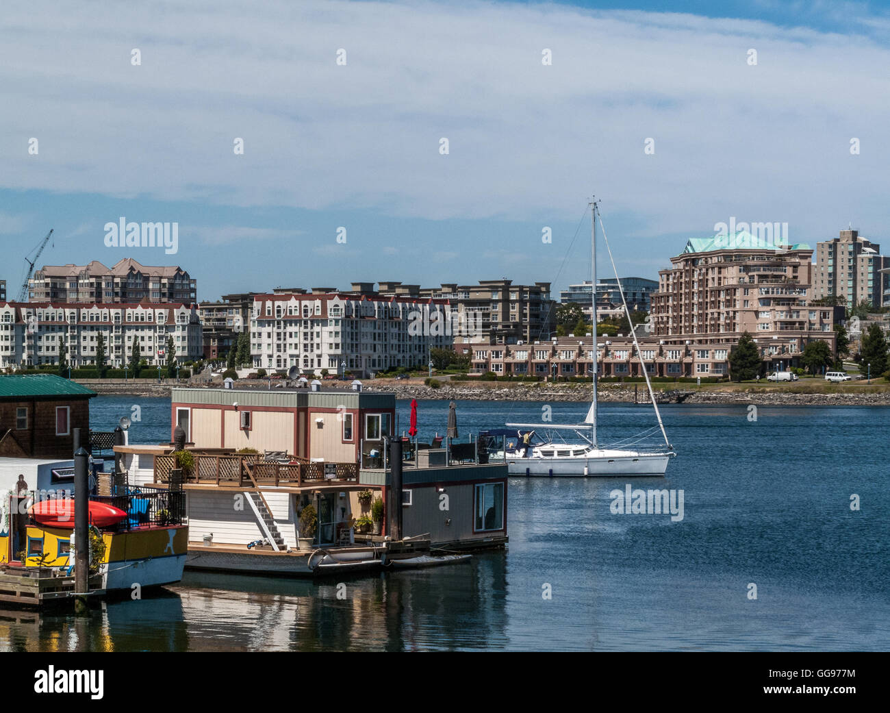 Bootshäuser am Fisherman Wharf mit Segelboot und Appartements Gebäude Stockfoto