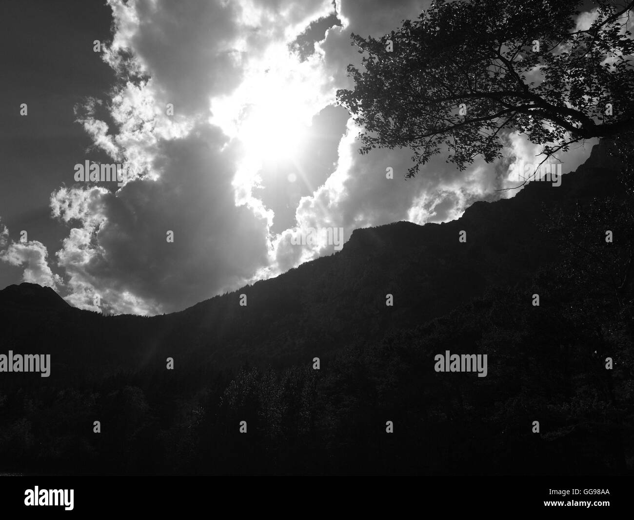 Sonne bricht durch die Wolken entlang dem Bergrücken Stockfoto